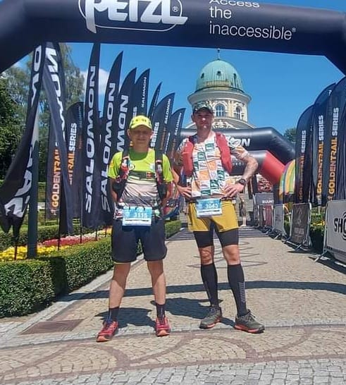 Sławomir Jurkiewicz i Maciej Ługowski przed startem biegu na dystansie 110 kilometrów