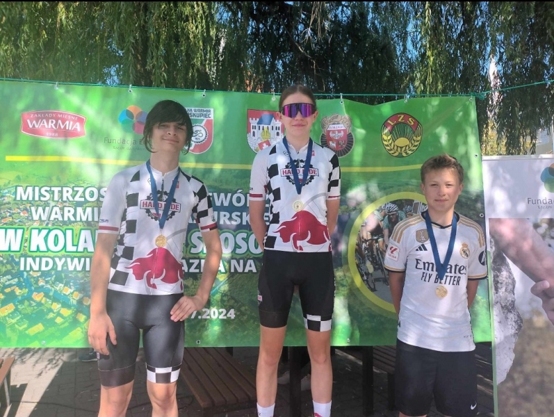 Pamiątkowe zdjęci zawodników z medalami