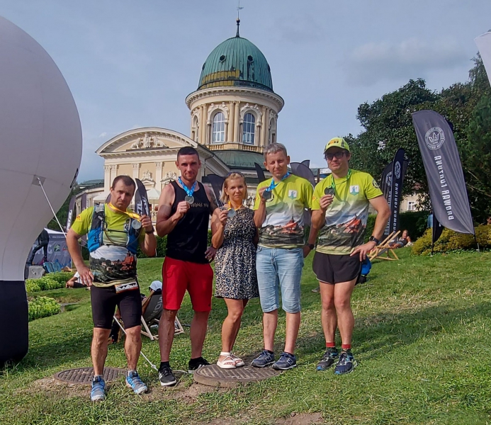 Pamiątkowe zdjęci zawodników z medalami